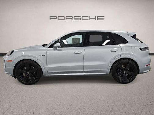 Dolomite Silver Metallic 2026 Porsche Cayenne Turbo