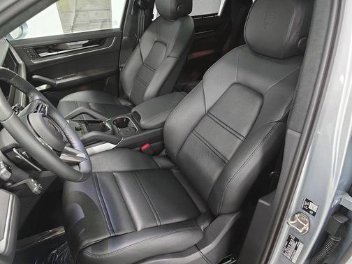 Dolomite Silver Metallic 2026 Porsche Cayenne Turbo