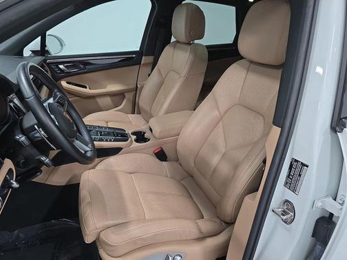 White 2021 Porsche Macan Base