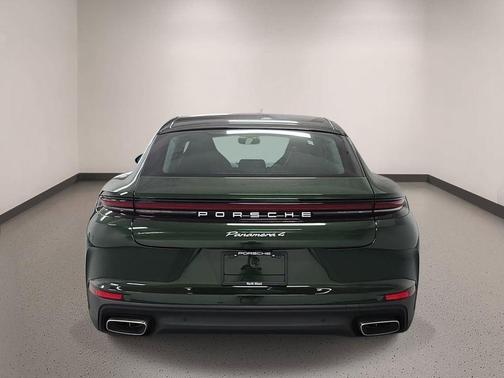 Oak Green Metallic 2026 Porsche Panamera 4