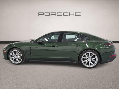 Oak Green Metallic 2026 Porsche Panamera 4