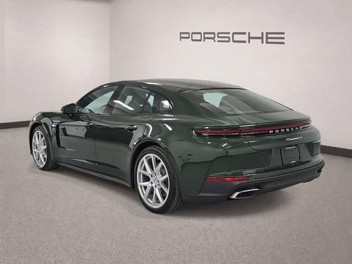 Oak Green Metallic 2026 Porsche Panamera 4