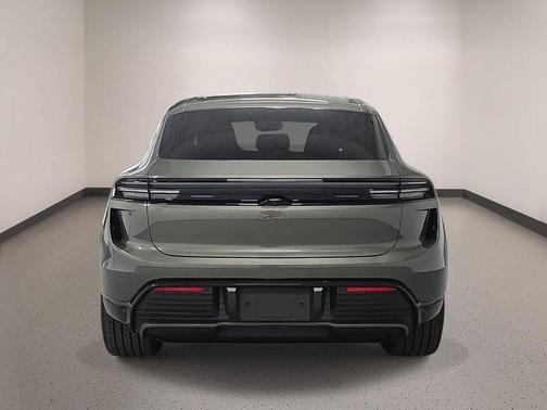 Aventurine Green Metallic 2026 Porsche Macan Turbo