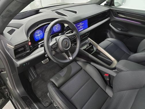 Aventurine Green Metallic 2026 Porsche Macan Turbo