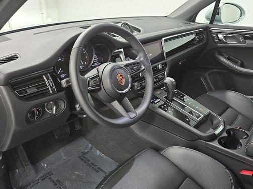 Dolomite Silver Metallic 2025 Porsche Macan Base