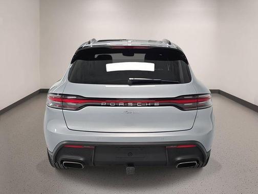Dolomite Silver Metallic 2025 Porsche Macan Base
