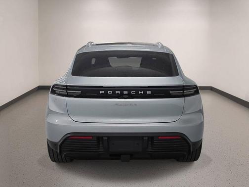 Dolomite Silver Metallic 2026 Porsche Macan 4S