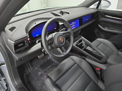 Dolomite Silver Metallic 2026 Porsche Macan 4S