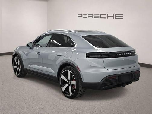 Dolomite Silver Metallic 2026 Porsche Macan 4S