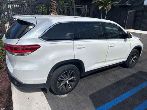 Blizzard Pearl 2019 Toyota Highlander LE