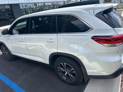 Blizzard Pearl 2019 Toyota Highlander LE
