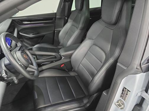 Ice Grey Metallic 2025 Porsche Macan Base