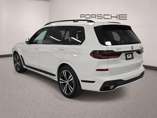 Mineral White Metallic 2026 BMW X7 xDrive40i