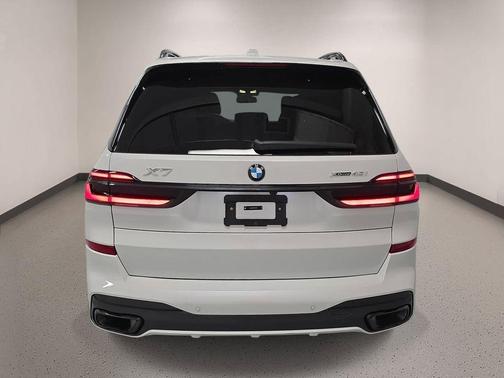 Mineral White Metallic 2026 BMW X7 xDrive40i