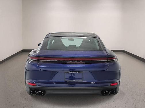 Gentian Blue Metallic 2026 Porsche Panamera Base