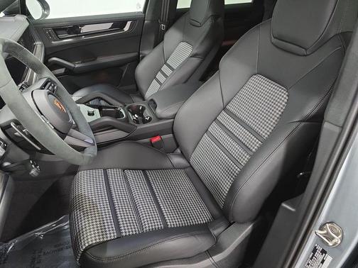 Dolomite Silver Metallic 2026 Porsche Cayenne GTS