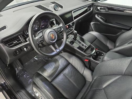 Jet Black Metallic 2025 Porsche Macan Base