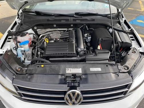 Pure White 2017 Volkswagen Jetta 1.4T SE