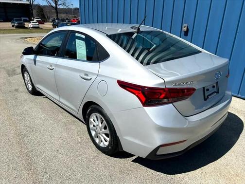 2022 Hyundai Accent SEL 4-Door 6A
