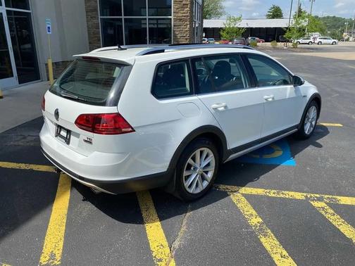 Pure White 2017 Volkswagen Golf Alltrack TSI S