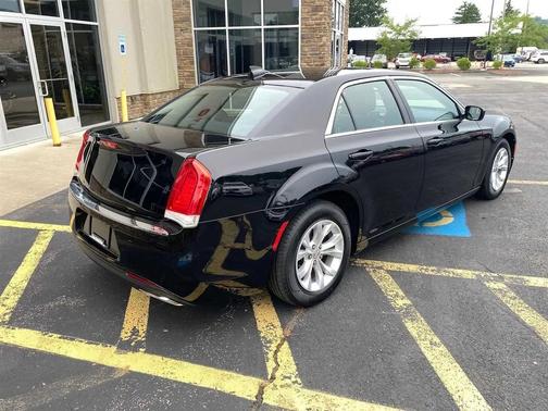 Gloss Black 2015 Chrysler 300 Limited