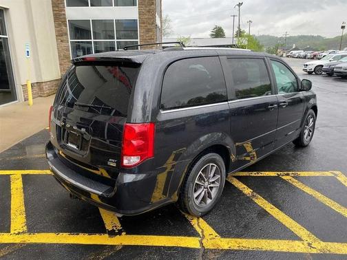Black Onyx Crystal Pearlcoat 2017 Dodge Grand Caravan SXT
