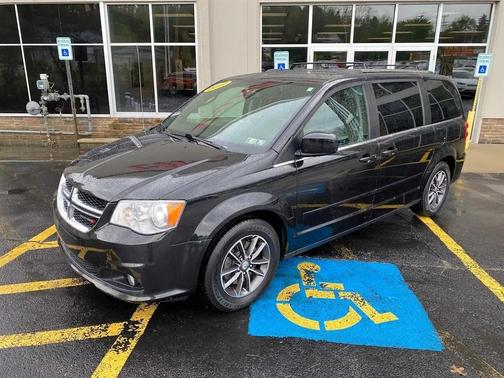 Black Onyx Crystal Pearlcoat 2017 Dodge Grand Caravan SXT