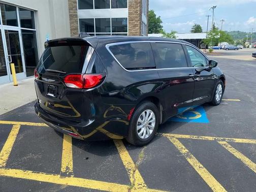 Brilliant Black Crystal Pearlcoat 2018 Chrysler Pacifica Touring Plus