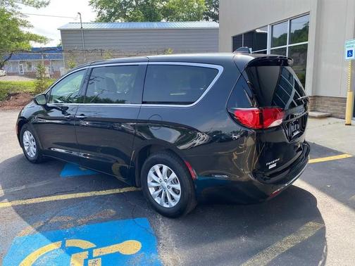 Brilliant Black Crystal Pearlcoat 2018 Chrysler Pacifica Touring Plus