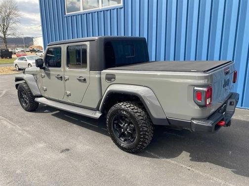 Sting-Gray Clearcoat 2021 Jeep Gladiator Willys 4x4