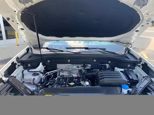 Pure White 2024 Volkswagen Atlas 2.0T SE w/Technology 4MOTION