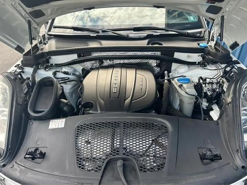 White 2018 Porsche Macan Macan Sport Edition