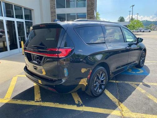 Brilliant Black Crystal Pearlcoat 2021 Chrysler Pacifica Touring