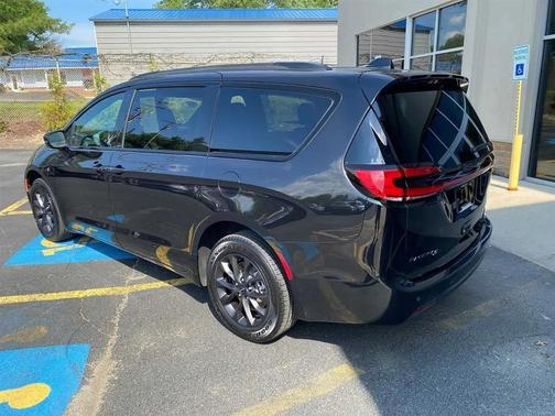 Brilliant Black Crystal Pearlcoat 2021 Chrysler Pacifica Touring