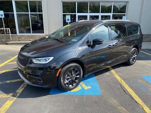 Brilliant Black Crystal Pearlcoat 2021 Chrysler Pacifica Touring