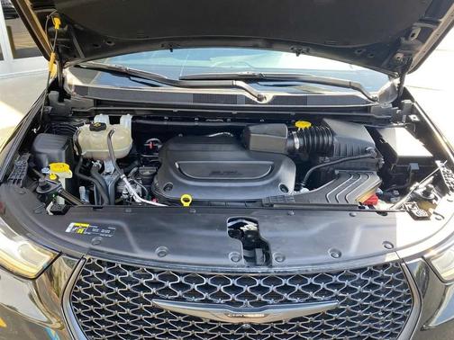 Brilliant Black Crystal Pearlcoat 2021 Chrysler Pacifica Touring