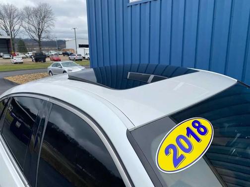 Mineral White Metallic 2018 BMW X6 xDrive35i