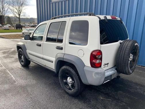 Stone White 2005 Jeep Liberty Sport