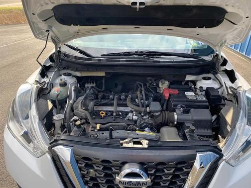 Aspen White/Super Black 2019 Nissan Kicks SV