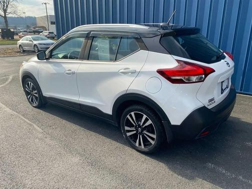 Aspen White/Super Black 2019 Nissan Kicks SV