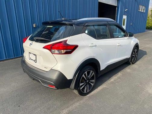 Aspen White/Super Black 2019 Nissan Kicks SV
