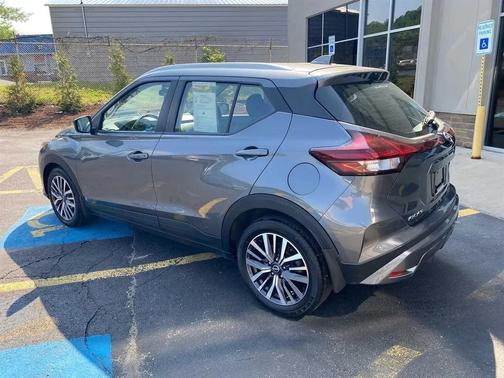 Gun Metallic 2022 Nissan Kicks SV