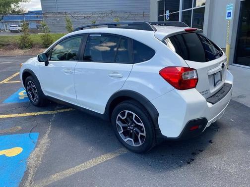 Crystal White Pearl 2017 Subaru Crosstrek 2.0i Premium