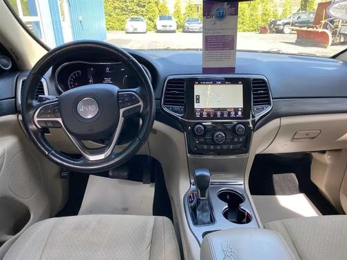 Bright White Clearcoat 2022 Jeep Grand Cherokee Laredo