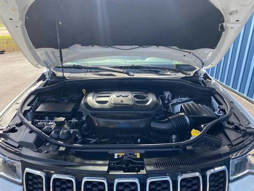 Bright White Clearcoat 2022 Jeep Grand Cherokee Laredo