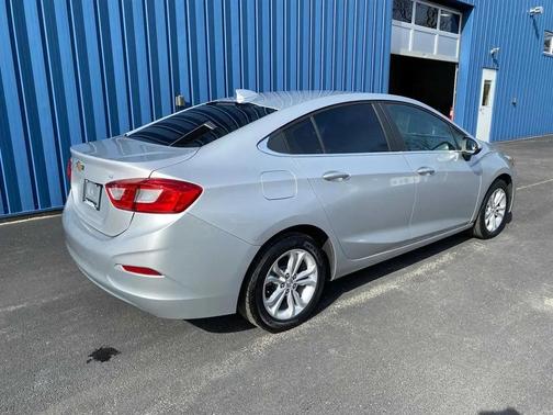Silver Ice Metallic 2019 Chevrolet Cruze LT