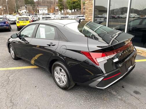 2025 Hyundai ELANTRA SE