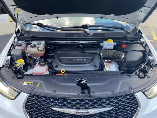 Bright White Clearcoat 2022 Chrysler Pacifica Hybrid Touring L