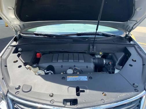 Silver Ice Metallic 2017 Chevrolet Traverse LS
