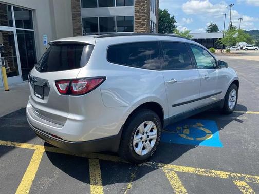 Silver Ice Metallic 2017 Chevrolet Traverse LS
